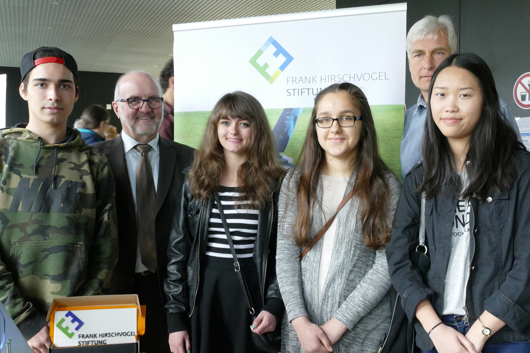 Walter Pischel, Vorstand der Frank Hirschvogel Stiftung (l.), übergibt der HS Augsburg den mobilen 3D-Drucker. Foto: HS Augsburg
