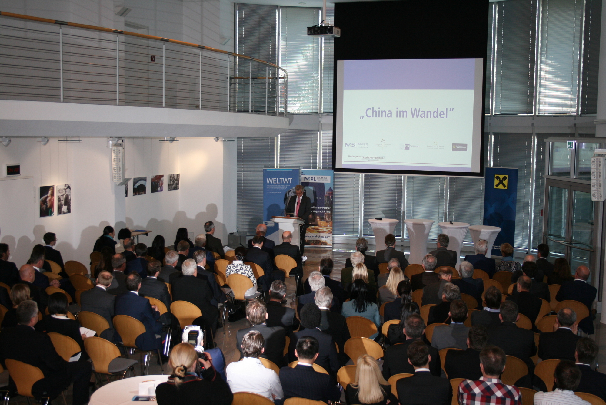 „China im Wandel“ fand diesmal im Foyer des Medienzentrums der Augsburger Allgemeinen statt. Foto: B4B SCHWABEN