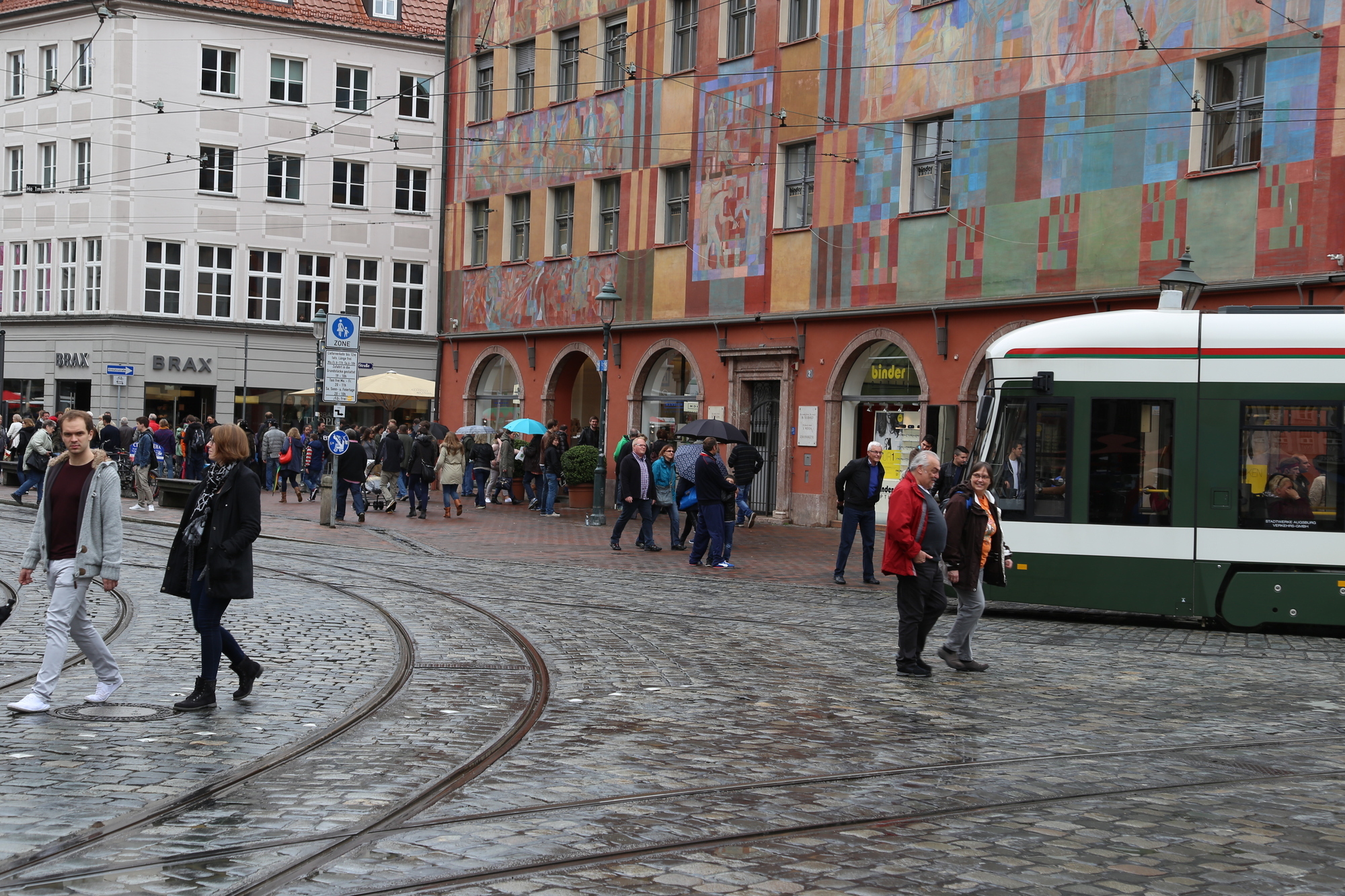 "Sonntag in the City" - Augsbuger Innenstadtfest vom Regen nicht zu bremsen