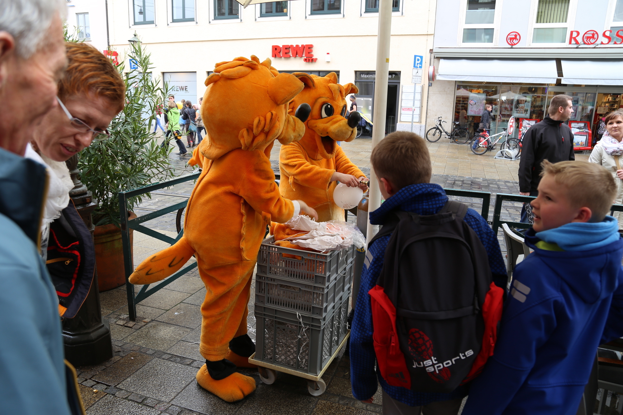 "Sonntag in the City" - Augsbuger Innenstadtfest vom Regen nicht zu bremsen