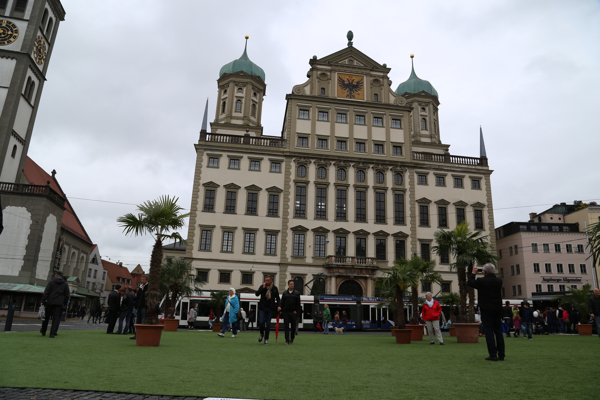 "Sonntag in the City" - Augsbuger Innenstadtfest vom Regen nicht zu bremsen