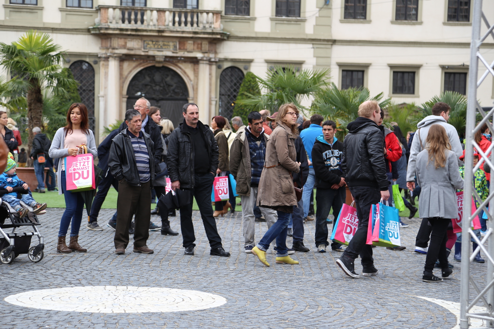 "Sonntag in the City" - Augsbuger Innenstadtfest vom Regen nicht zu bremsen