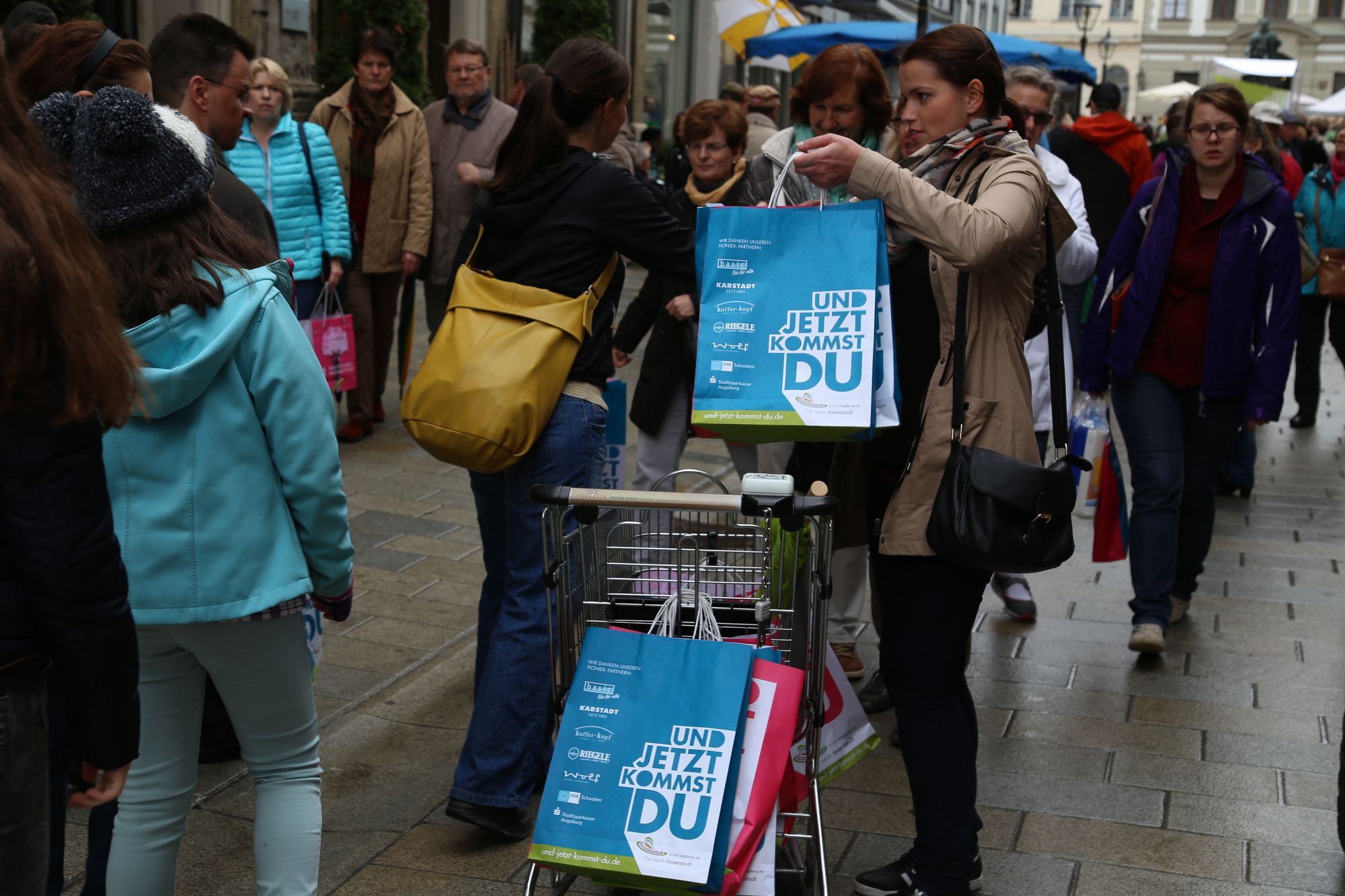 "Sonntag in the City" - Augsbuger Innenstadtfest vom Regen nicht zu bremsen