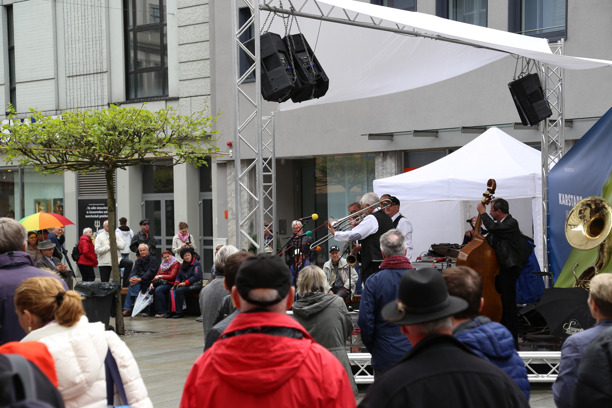 "Sonntag in the City" - Augsbuger Innenstadtfest vom Regen nicht zu bremsen