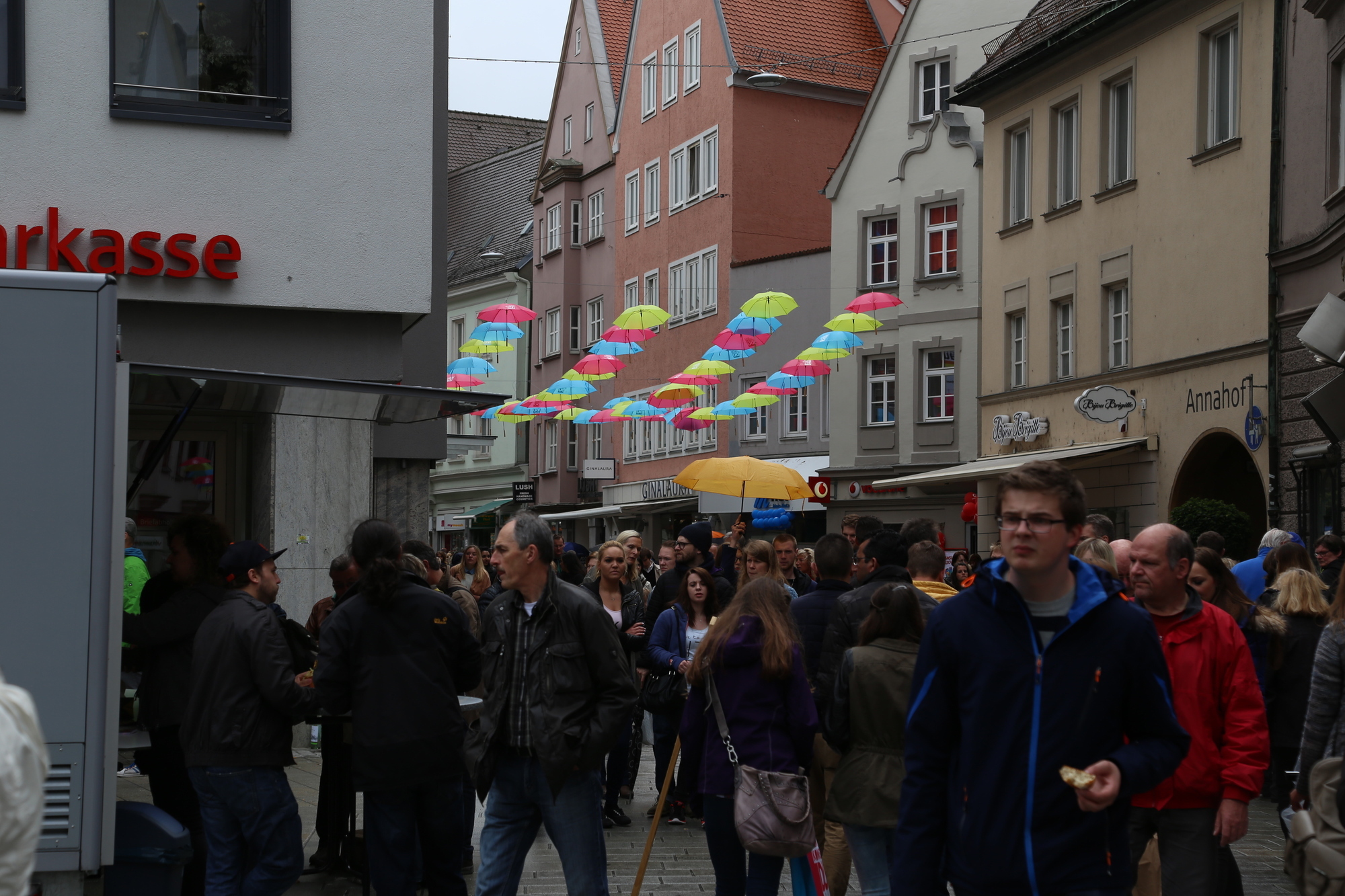 "Sonntag in the City" - Augsbuger Innenstadtfest vom Regen nicht zu bremsen