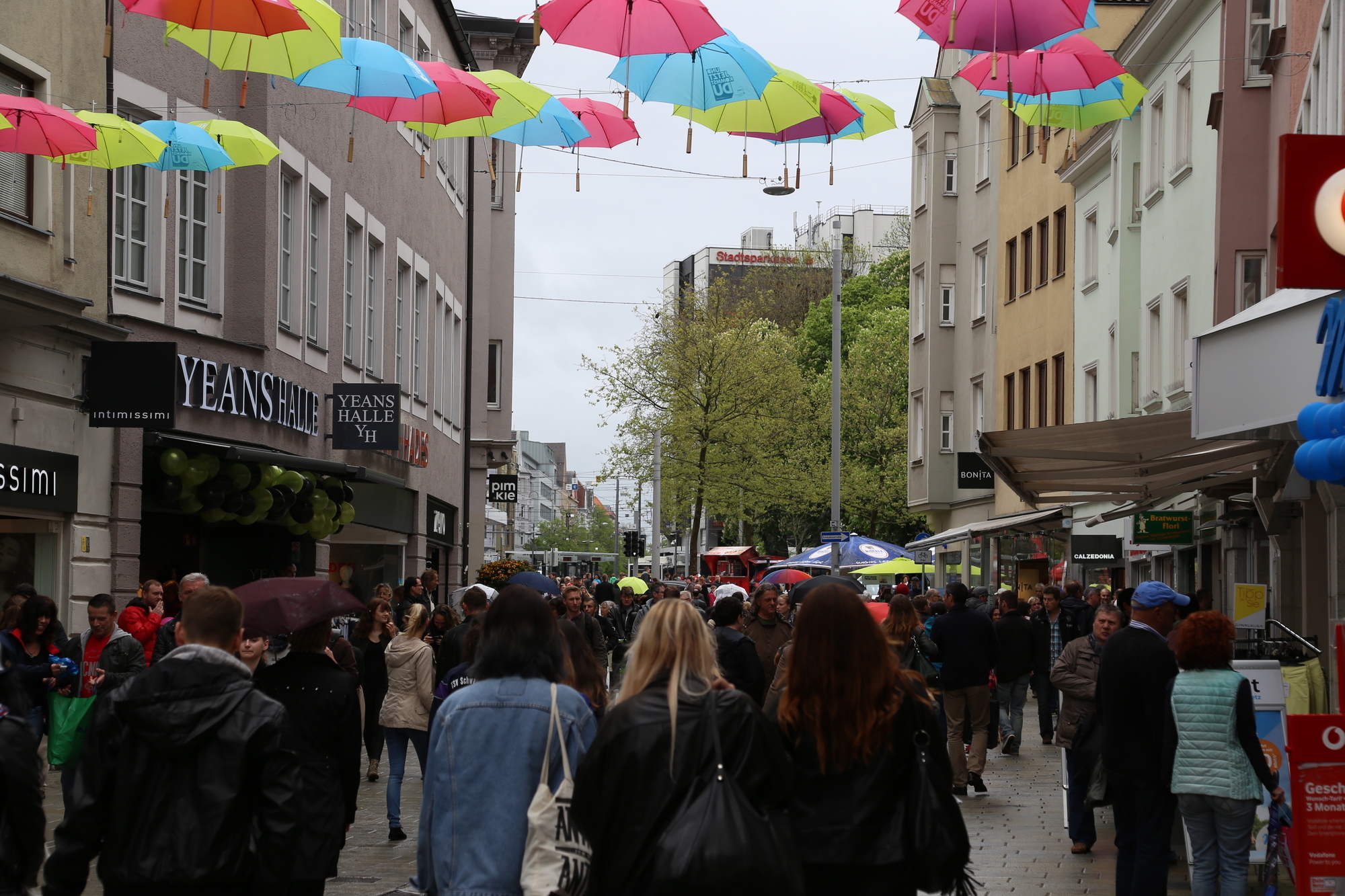 "Sonntag in the City" - Augsbuger Innenstadtfest vom Regen nicht zu bremsen