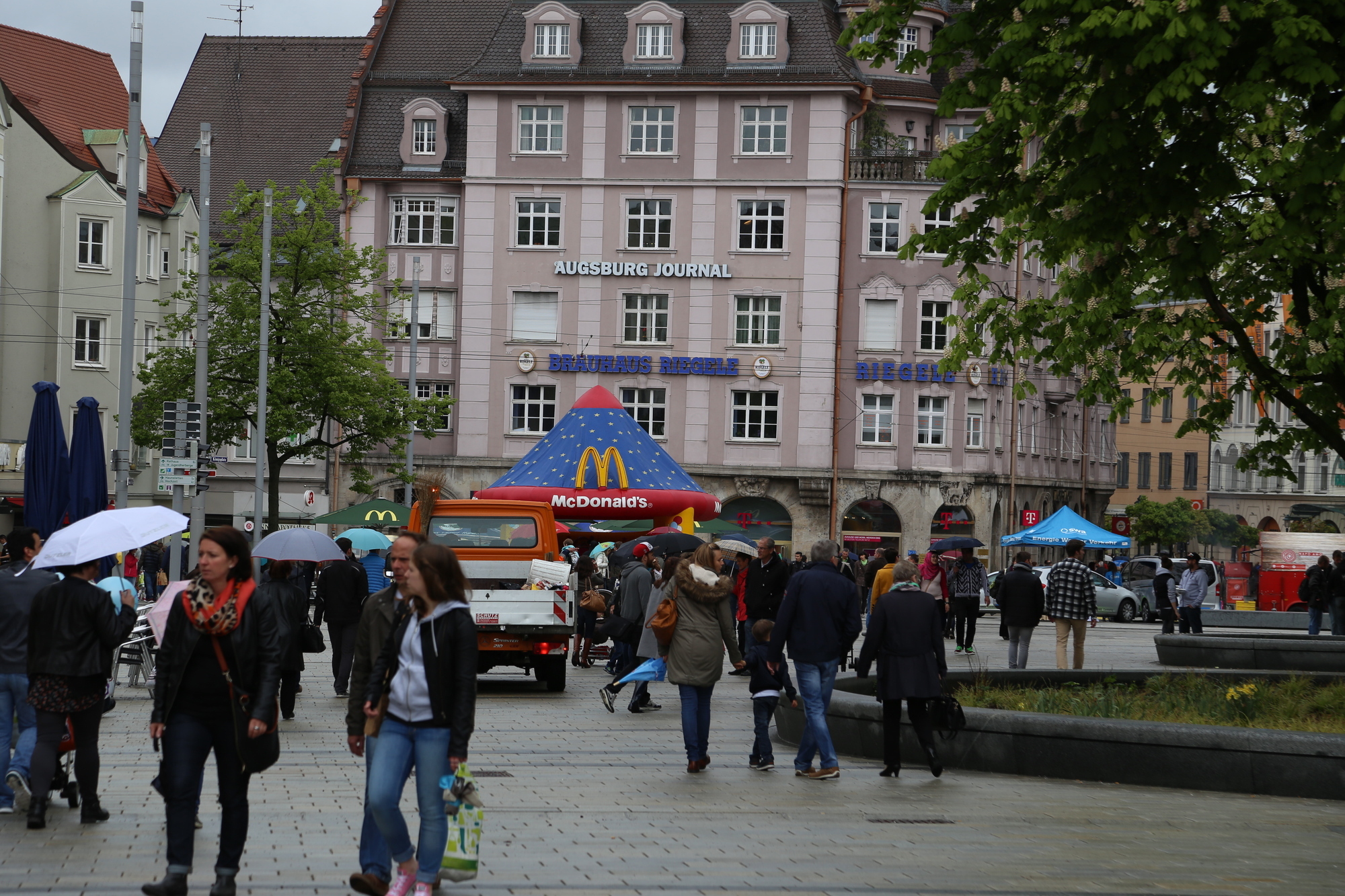 "Sonntag in the City" - Augsbuger Innenstadtfest vom Regen nicht zu bremsen