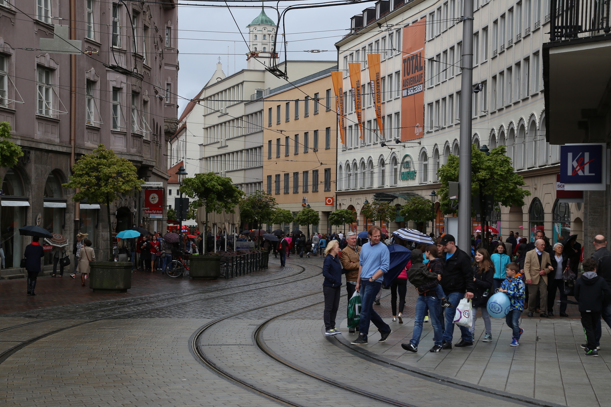 "Sonntag in the City" - Augsbuger Innenstadtfest vom Regen nicht zu bremsen