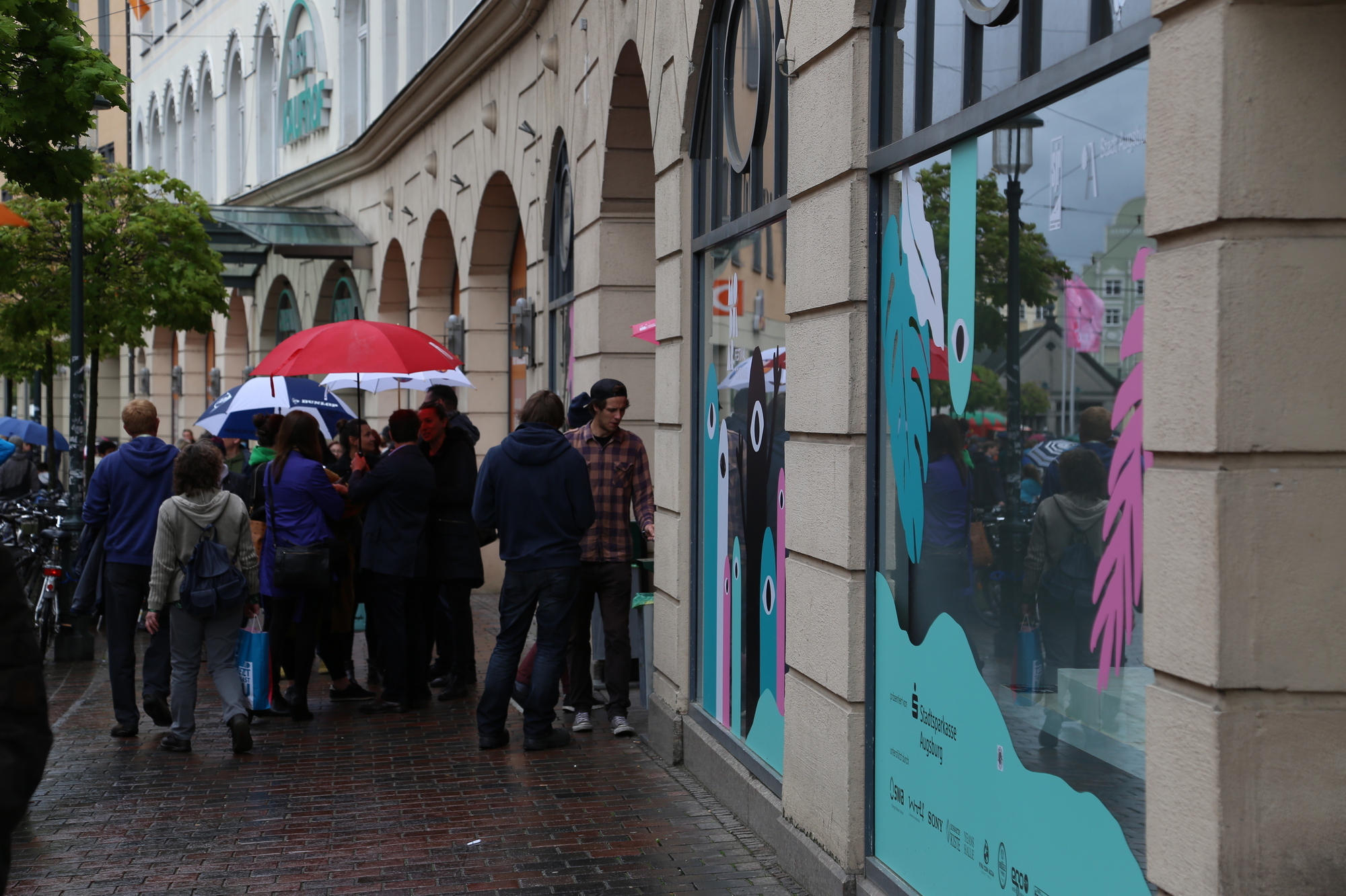 "Sonntag in the City" - Augsbuger Innenstadtfest vom Regen nicht zu bremsen