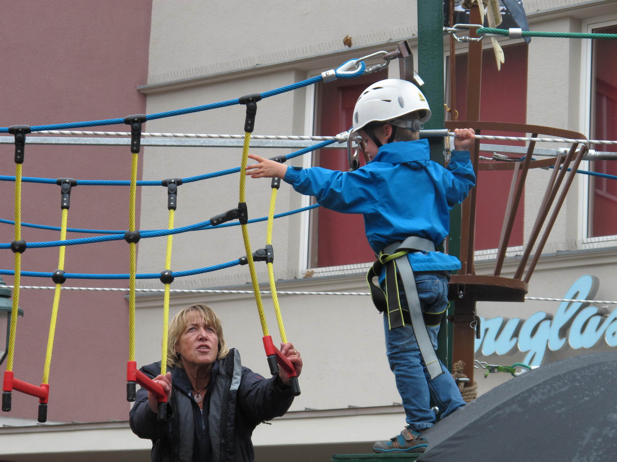 Trotz Regen begeisterte das Augsbuger Innenstadtfest zahlreiche Besucher. Foto: B4B SCHWABEN