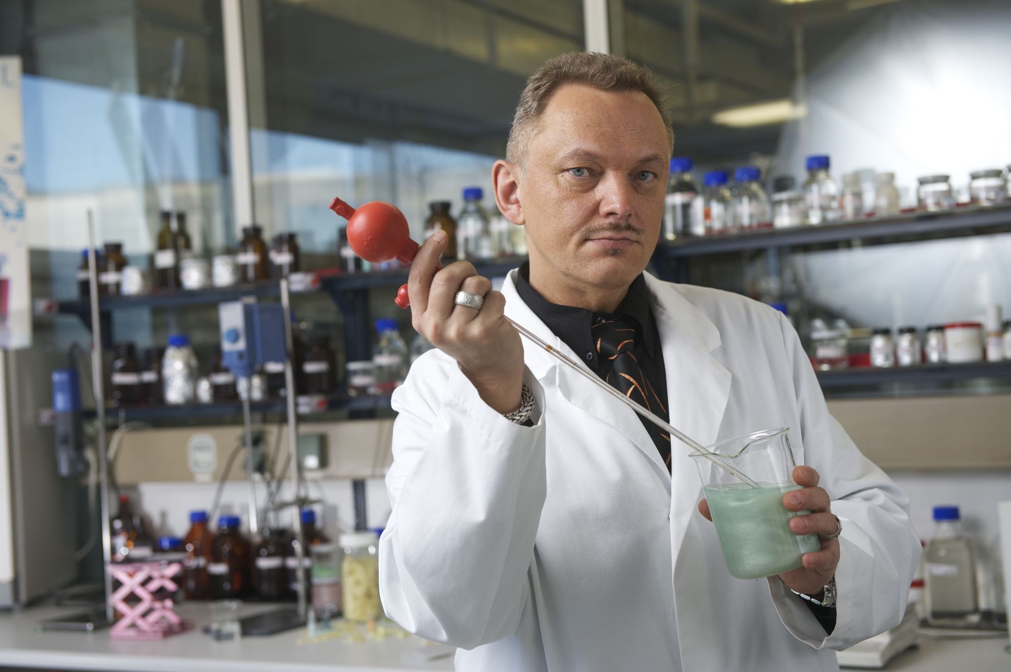 Chefchemiker Martin Schmitz von DR. GRANDEL Kosmetik im Labor. Foto: DR. GRANDEL
