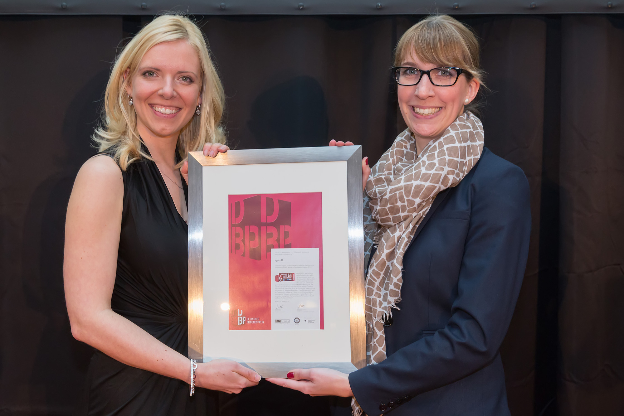 Anne Dreyer, TÜV SÜD, übergibt die Urkunde an Rebecca Adams, Ingenics AG. Foto: Deutscher Bildungspreis