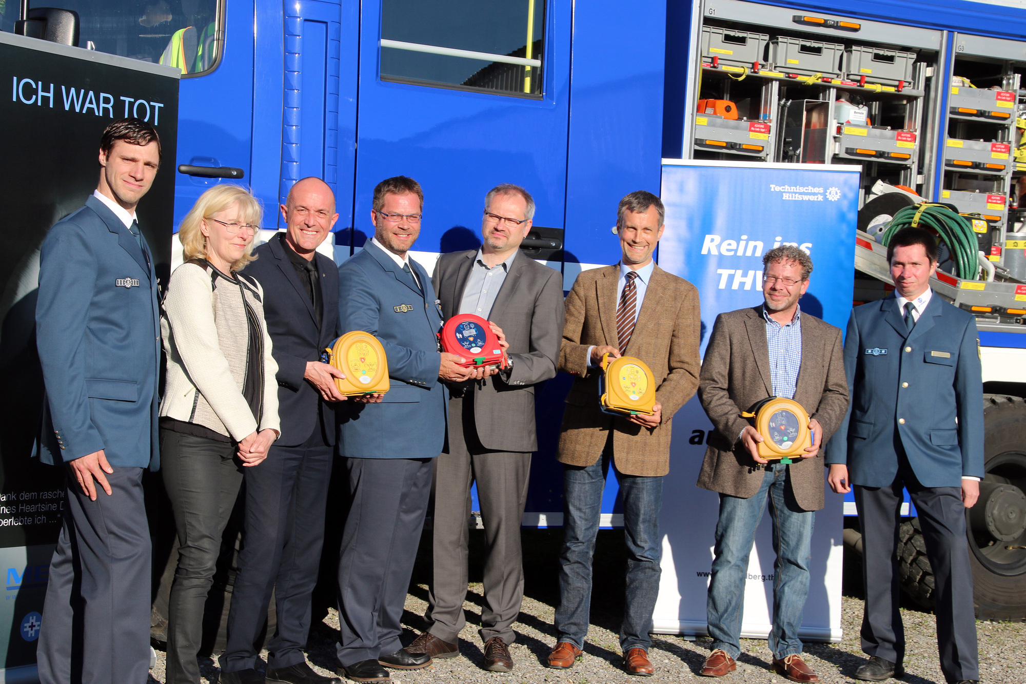 Daniel Schindler von der Werbeagentur ihoch3 spendete dem THW einen Defibrillator. Foto: ihoch3