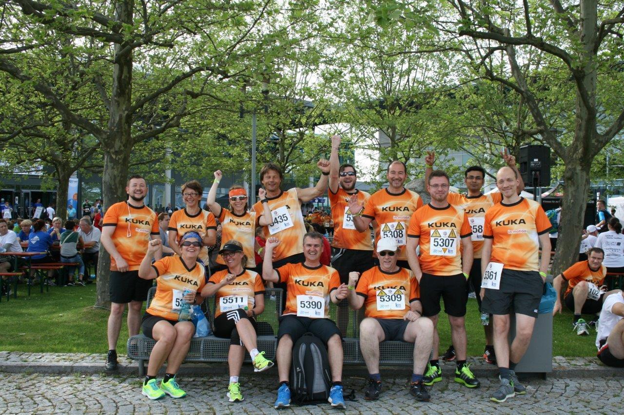 Teams vor dem Lauf, 4. M-net Firmenlauf. Foto: B4B SCHWABEN
