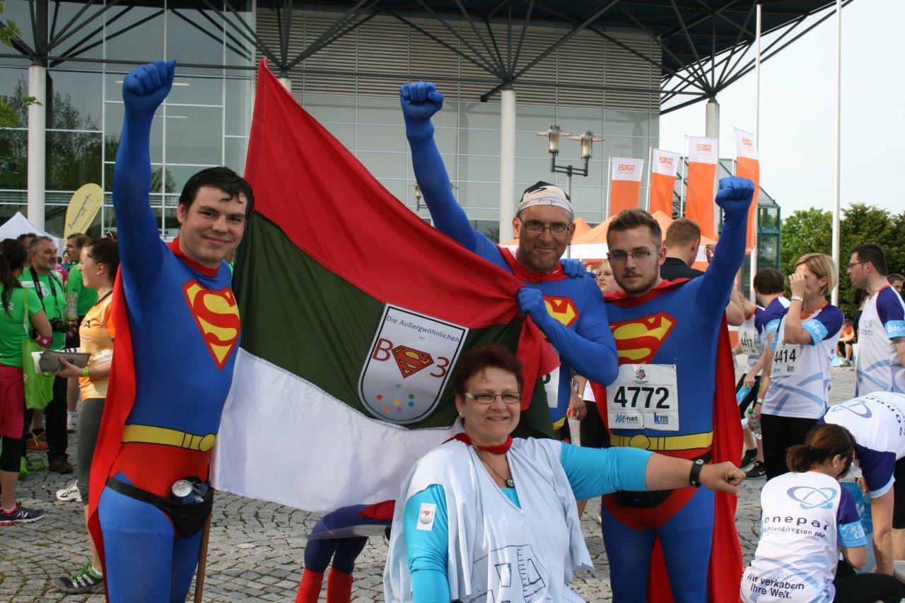 Teams vor dem Lauf, 4. M-net Firmenlauf. Foto: B4B SCHWABEN