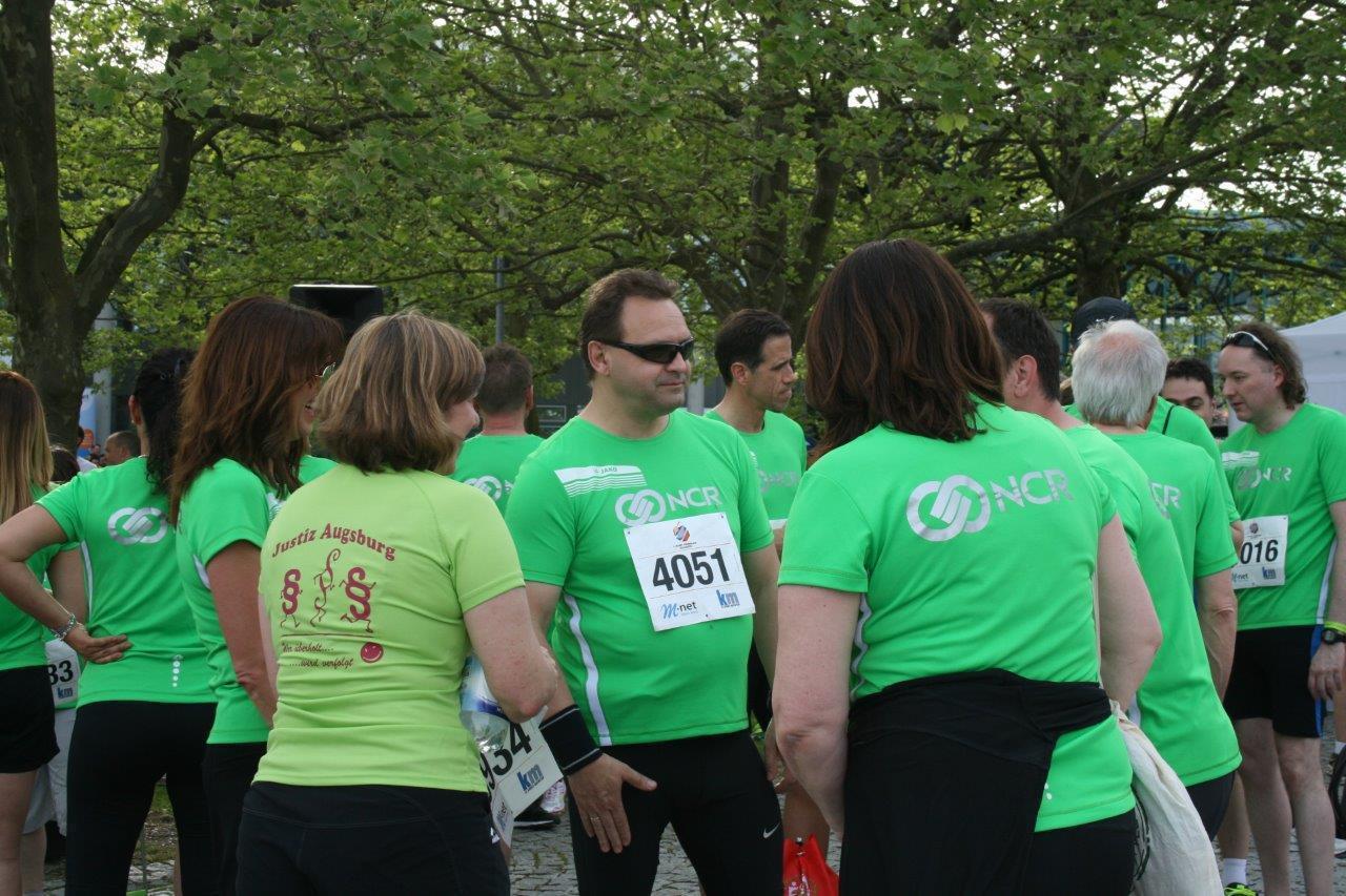 Teams vor dem Lauf, 4. M-net Firmenlauf. Foto: B4B SCHWABEN