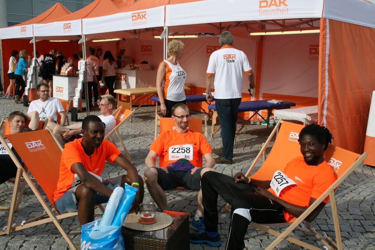 Teams vor dem Lauf, 4. M-net Firmenlauf. Foto: B4B SCHWABEN