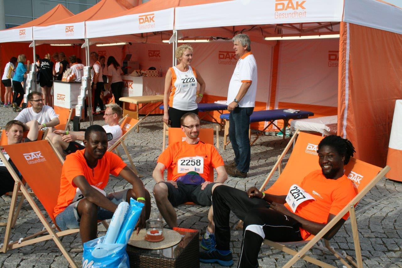 Teams vor dem Lauf, 4. M-net Firmenlauf. Foto: B4B SCHWABEN