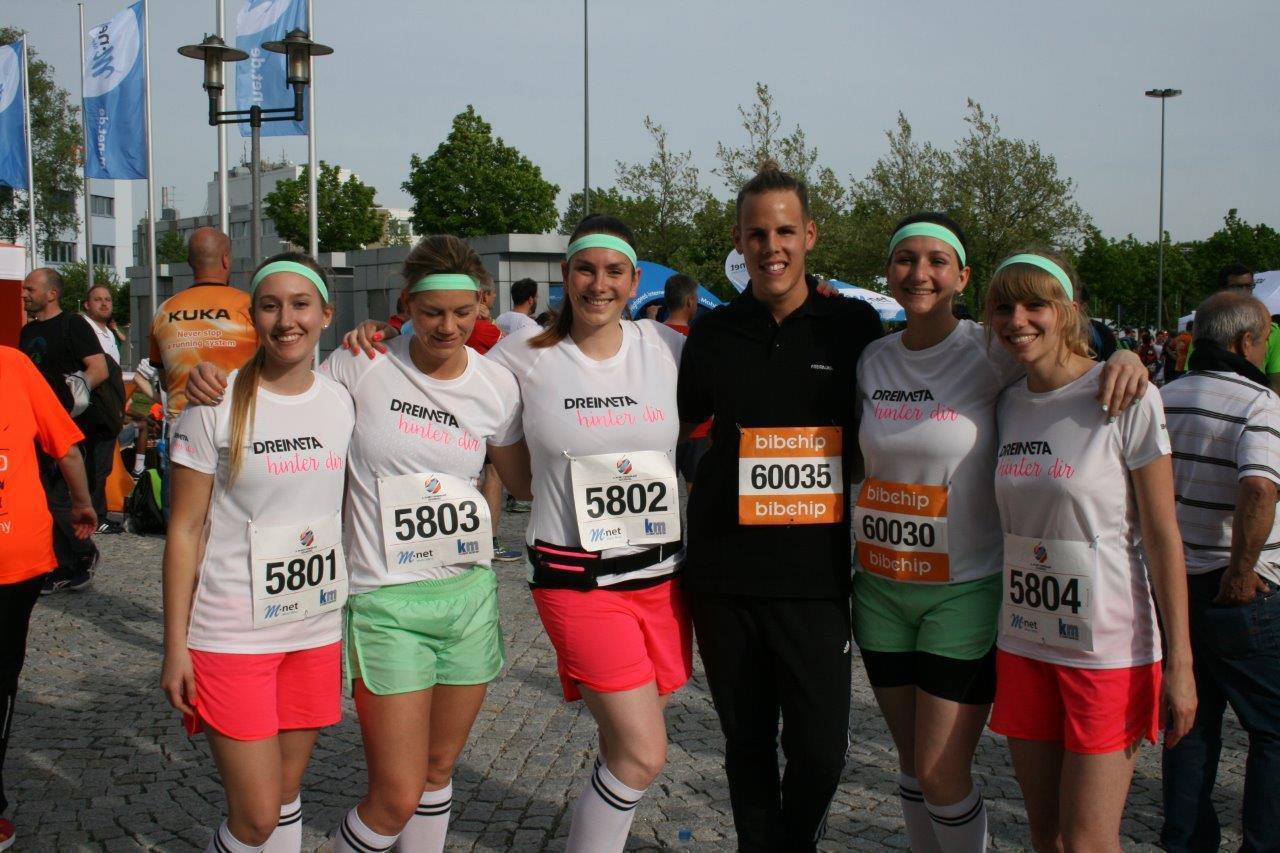Teams vor dem Lauf, 4. M-net Firmenlauf. Foto: B4B SCHWABEN