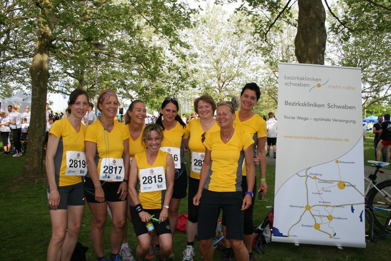 Teams vor dem Lauf, 4. M-net Firmenlauf. Foto: B4B SCHWABEN
