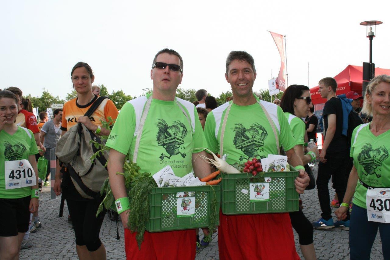 Teams vor dem Lauf, 4. M-net Firmenlauf. Foto: B4B SCHWABEN