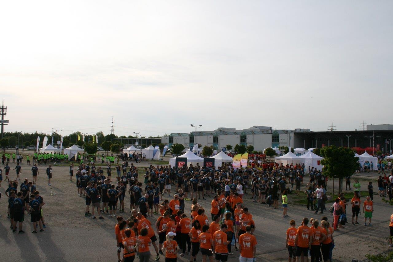 Teams vor dem Lauf, 4. M-net Firmenlauf. Foto: B4B SCHWABEN