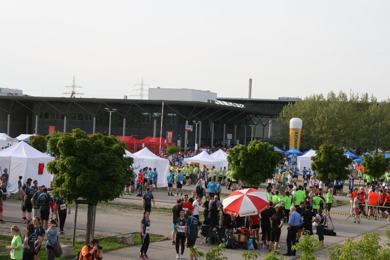 Teams vor dem Lauf, 4. M-net Firmenlauf. Foto: B4B SCHWABEN