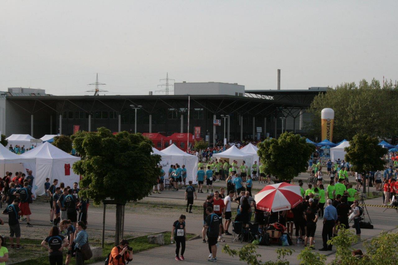 Teams vor dem Lauf, 4. M-net Firmenlauf. Foto: B4B SCHWABEN