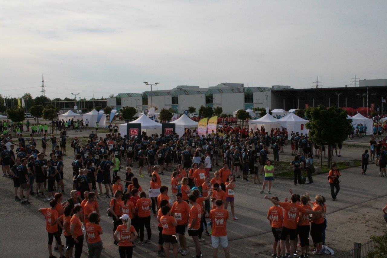 Teams vor dem Lauf, 4. M-net Firmenlauf. Foto: B4B SCHWABEN