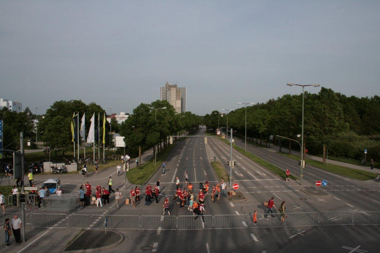 Teams vor dem Lauf, 4. M-net Firmenlauf. Foto: B4B SCHWABEN