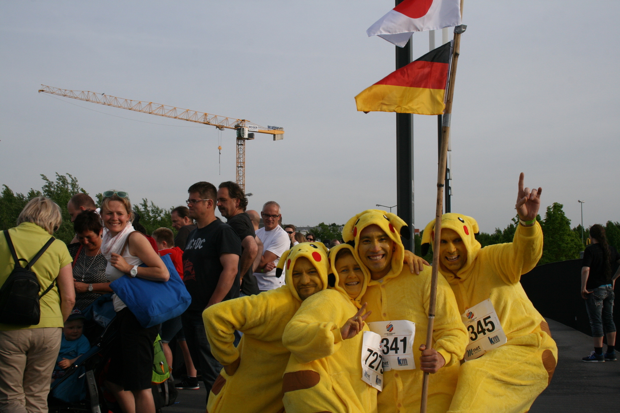 Teams vor dem Lauf, 4. M-net Firmenlauf. Foto: B4B SCHWABEN