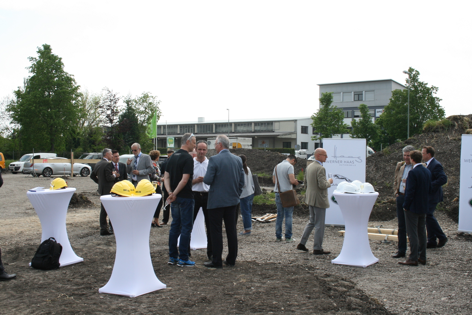 Der Neubau von Werner Haas Automobile soll im Frühjahr 2016 eröffnet werden. Foto: B4B SCHWABEN