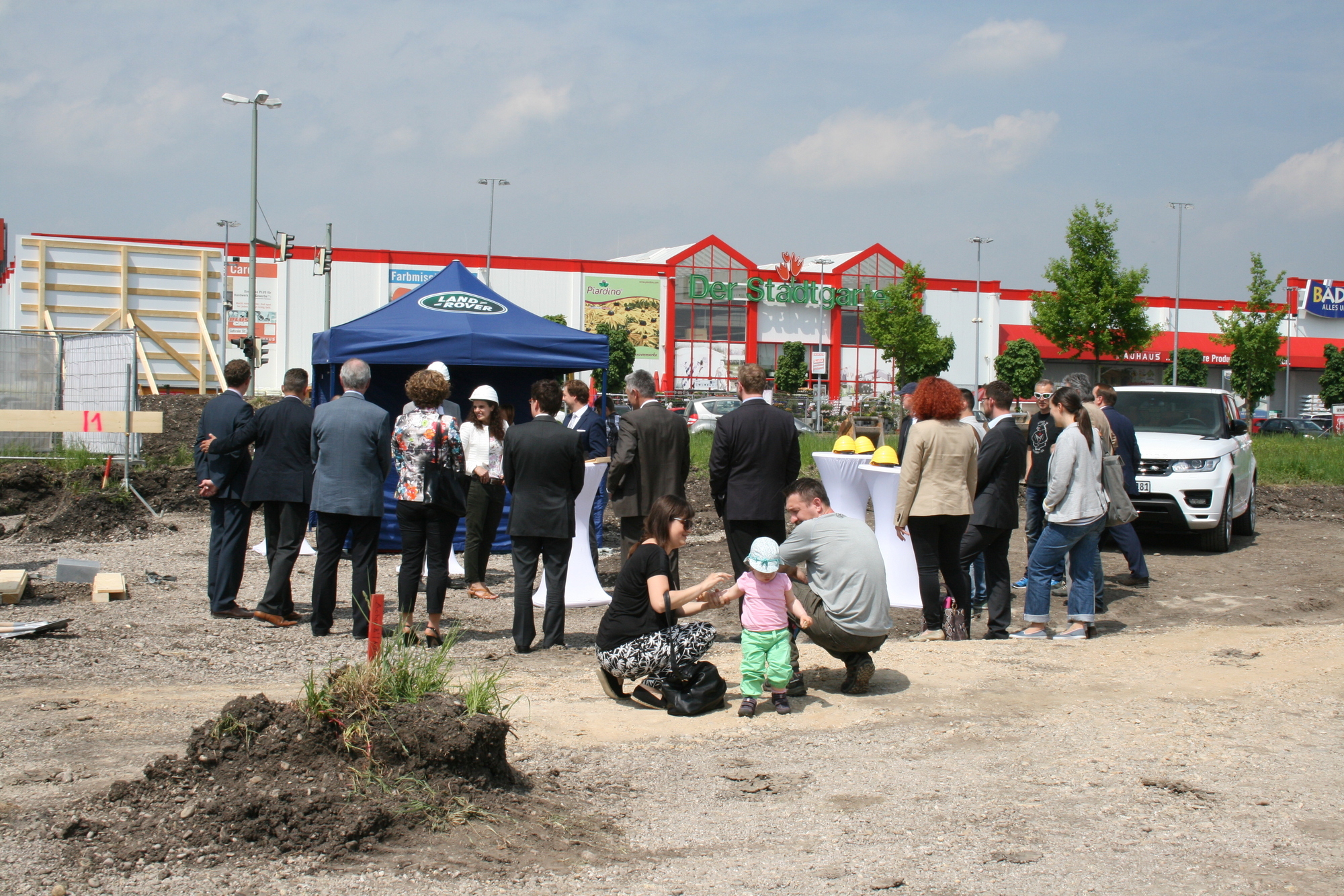 Der Neubau von Werner Haas Automobile soll im Frühjahr 2016 eröffnet werden. Foto: B4B SCHWABEN