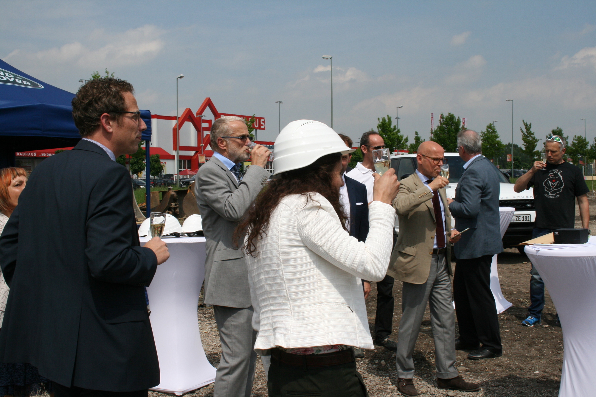 Der Neubau von Werner Haas Automobile soll im Frühjahr 2016 eröffnet werden. Foto: B4B SCHWABEN