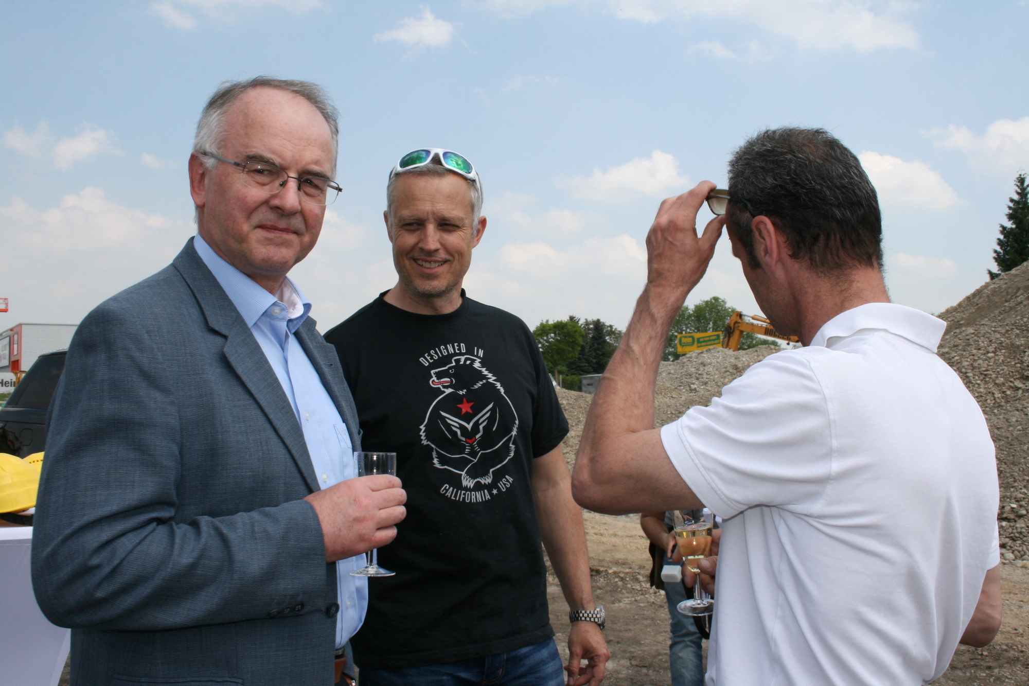 Der Neubau von Werner Haas Automobile soll im Frühjahr 2016 eröffnet werden. Foto: B4B SCHWABEN