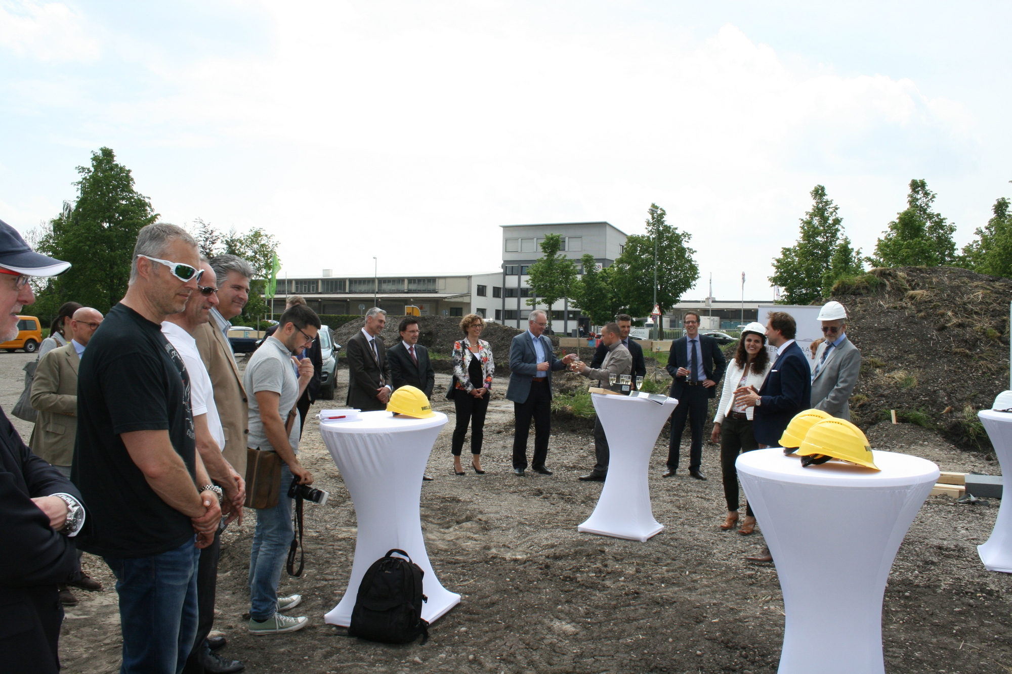 Der Neubau von Werner Haas Automobile soll im Frühjahr 2016 eröffnet werden. Foto: B4B SCHWABEN