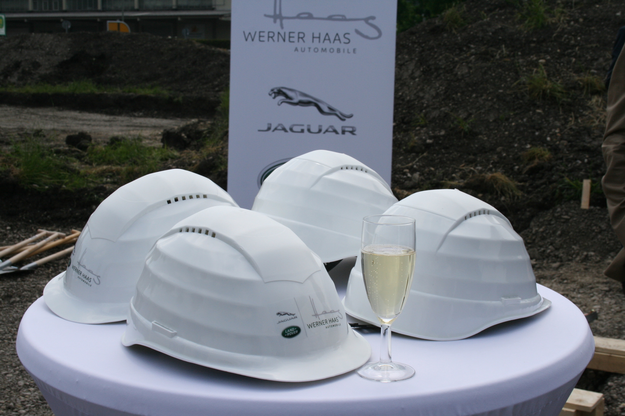 Der Neubau von Werner Haas Automobile soll im Frühjahr 2016 eröffnet werden. Foto: B4B SCHWABEN