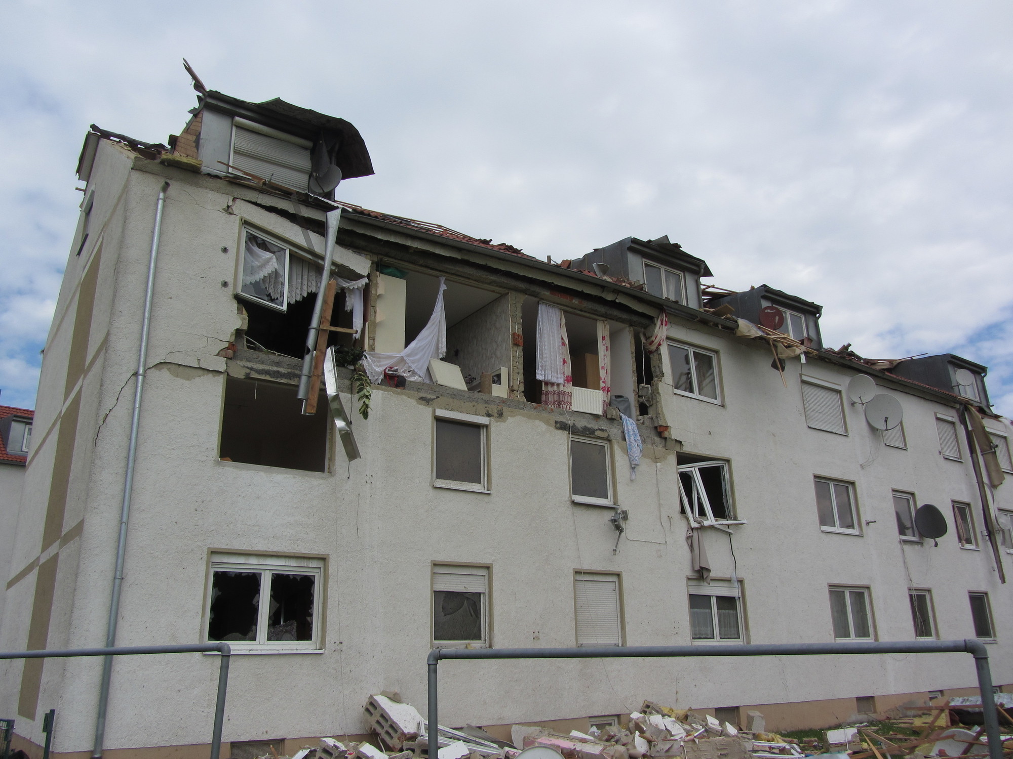 Schwere Sturmschäden in Stettenhofen. Foto: Dieter Seebach, THW Augsburg