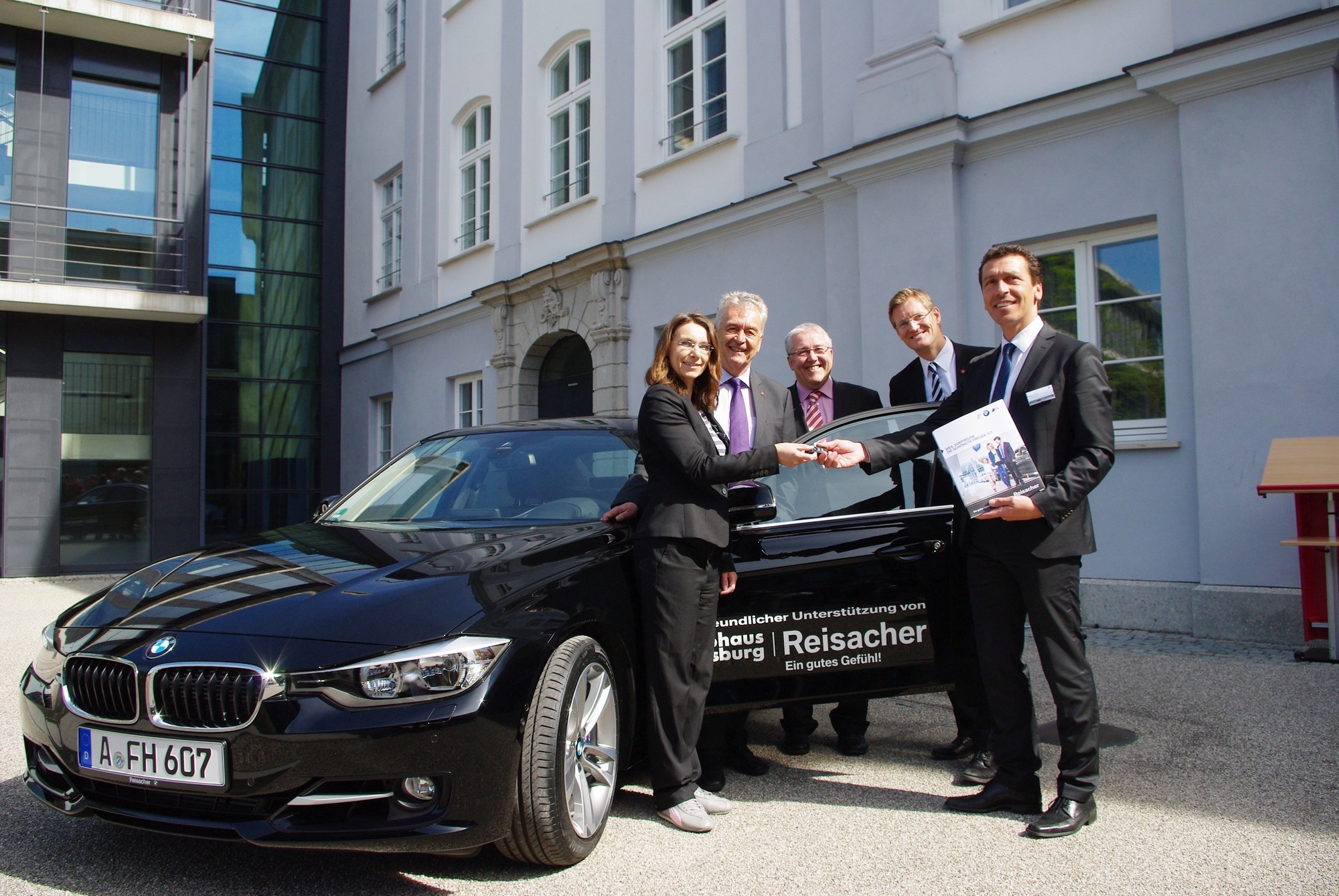 Autohaus Reisacher aus Memmingen spendet BMW ActiveHybrid 3 an Hochschule Augburg. Foto: Autohaus Reisacher