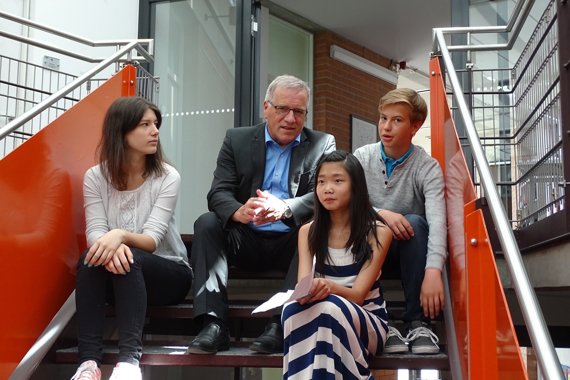 Johannes Hintersberger, MdL, gemeinsam mit Schülern der ISA. Foto: Abgeordnetenbüro Johannes Hintersberger, MdL