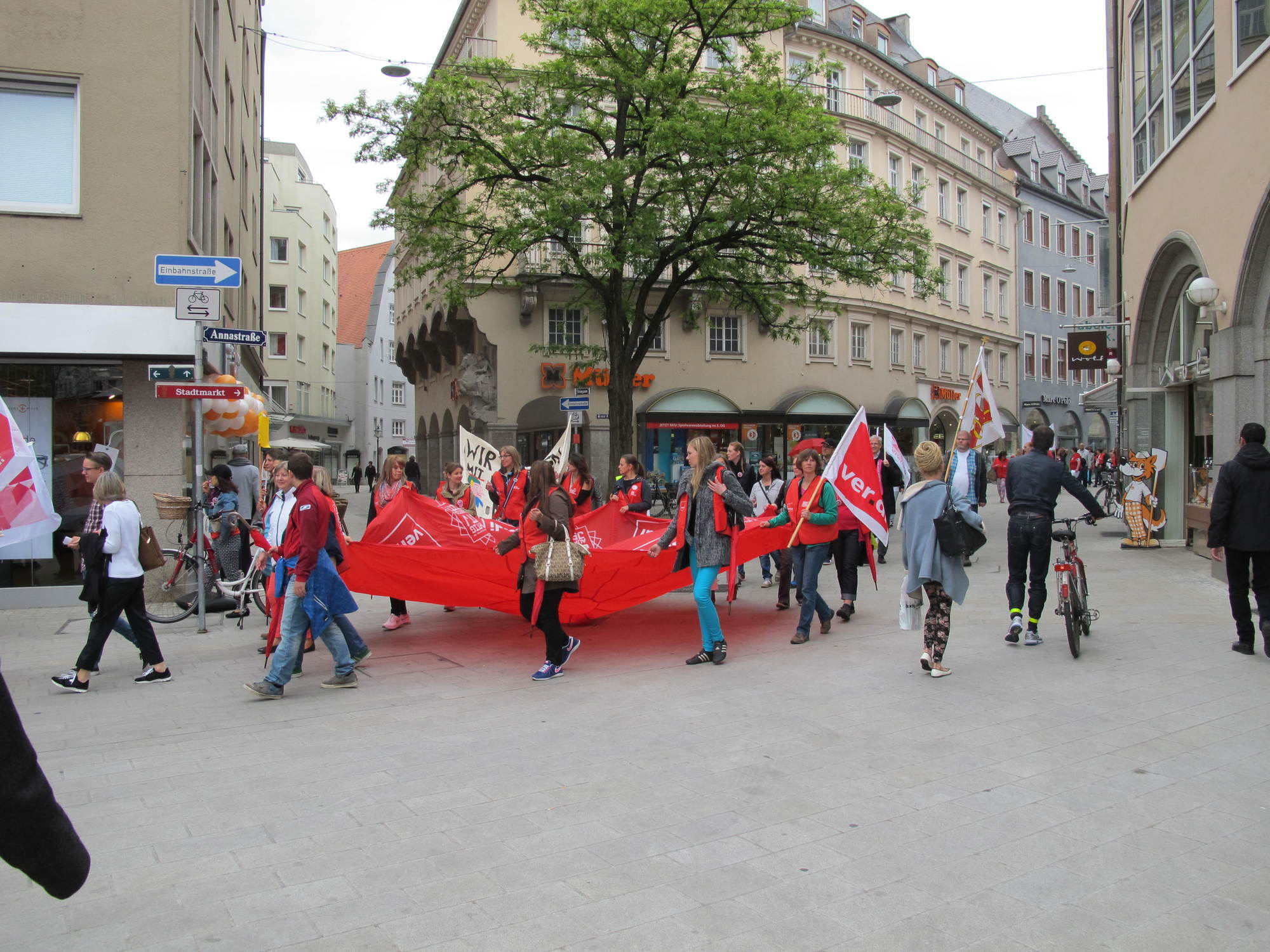 ver.di: Postboten und Kinderbetreuer ziehen durch Augsburg. Foto: B4B SCHWABEN