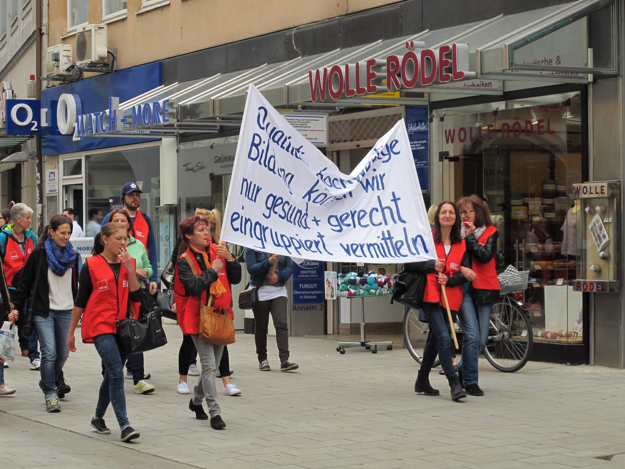 ver.di: Postboten und Kinderbetreuer ziehen durch Augsburg. Foto: B4B SCHWABEN