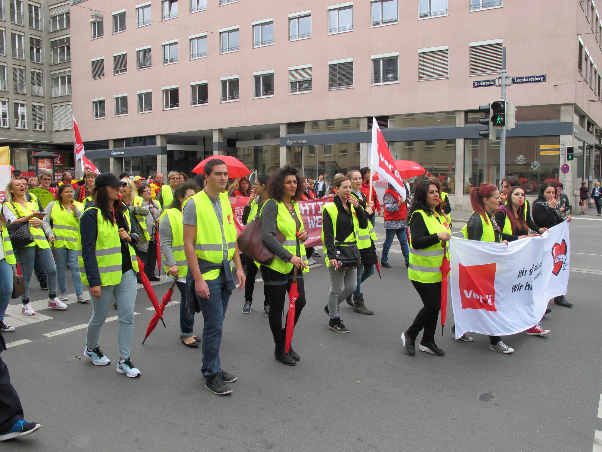 ver.di: Postboten und Kinderbetreuer ziehen durch Augsburg. Foto: B4B SCHWABEN