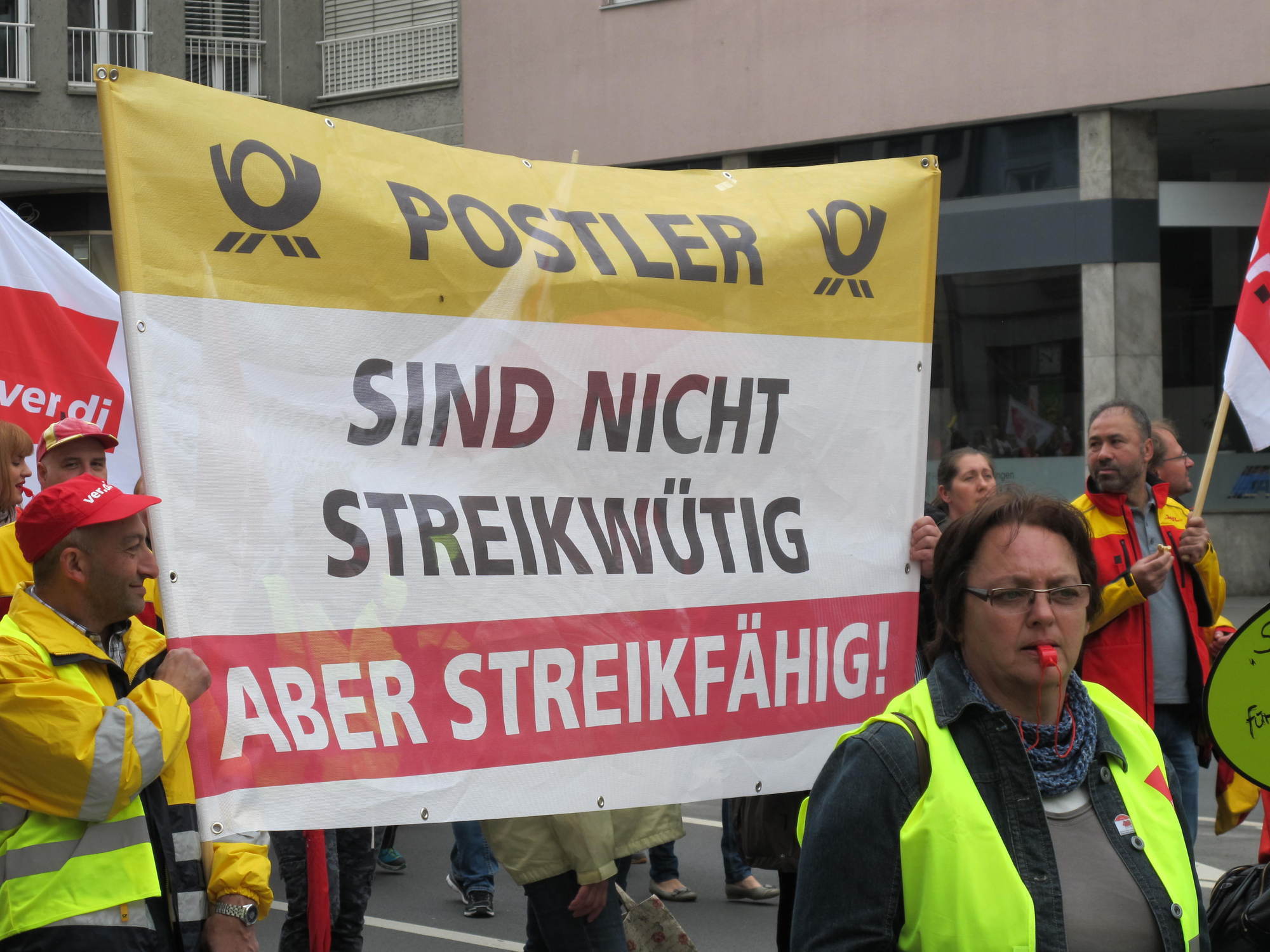 ver.di: Postboten und Kinderbetreuer ziehen durch Augsburg. Foto: B4B SCHWABEN