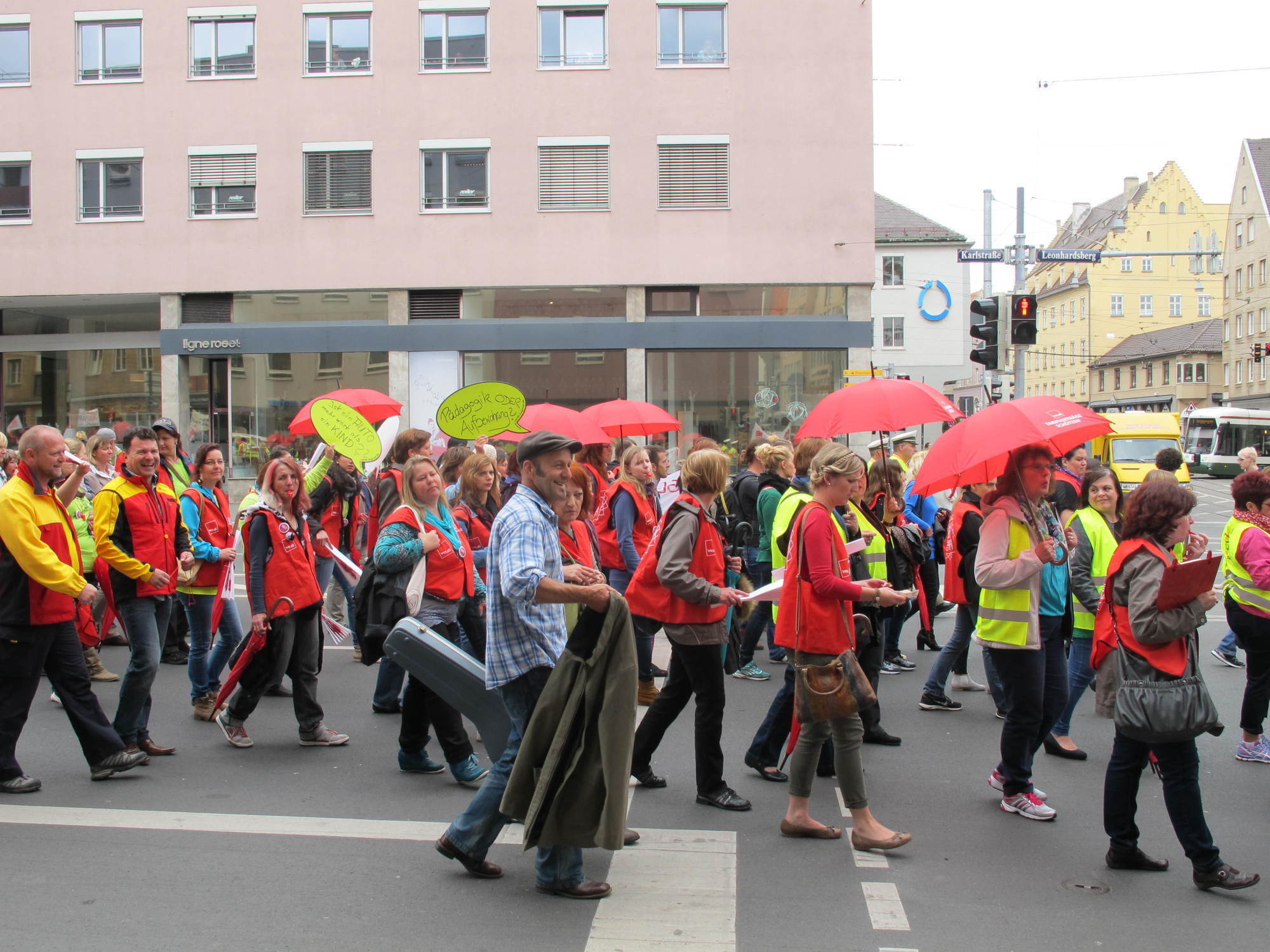 ver.di: Postboten und Kinderbetreuer ziehen durch Augsburg. Foto: B4B SCHWABEN