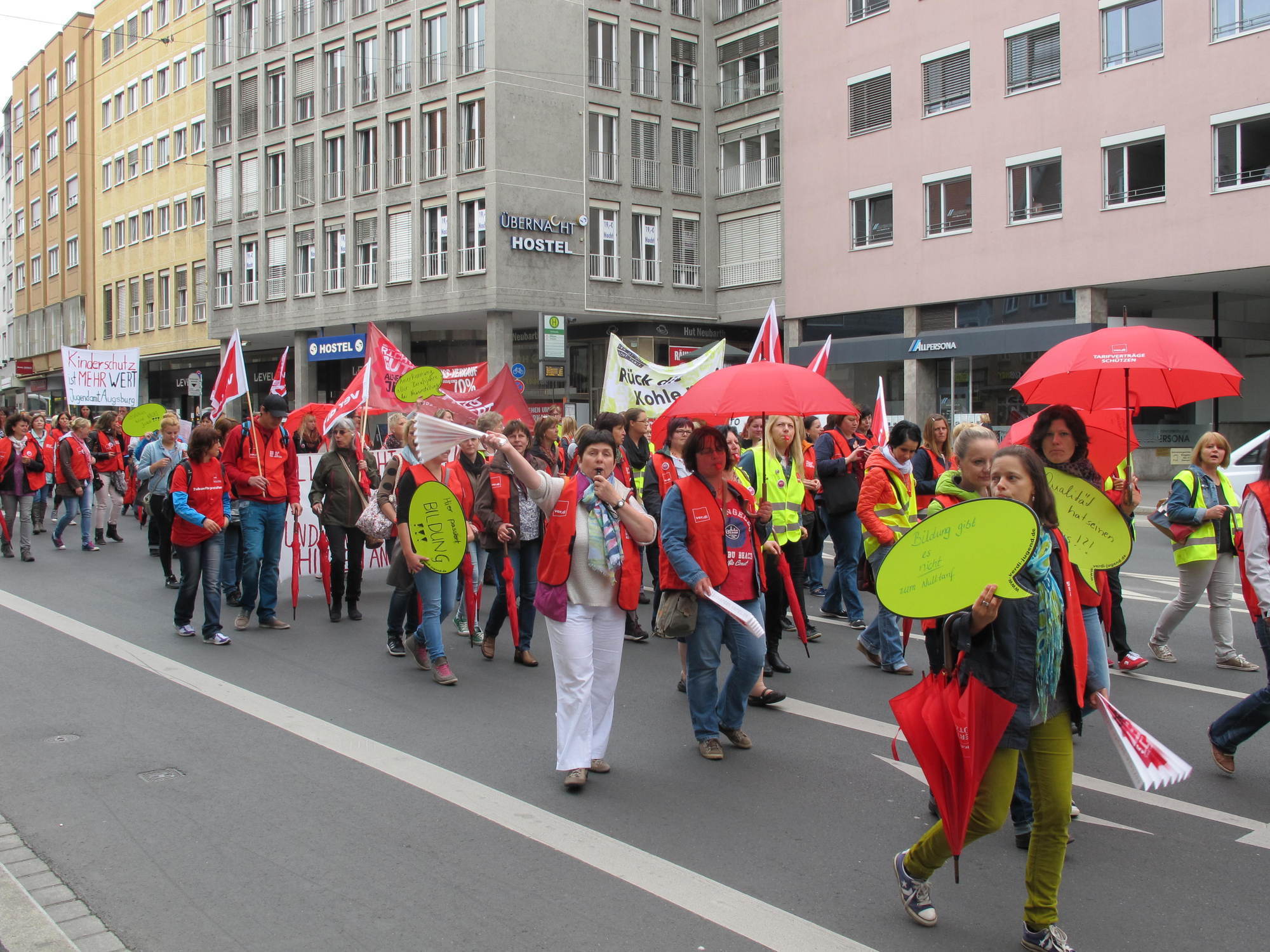 ver.di: Postboten und Kinderbetreuer ziehen durch Augsburg. Foto: B4B SCHWABEN