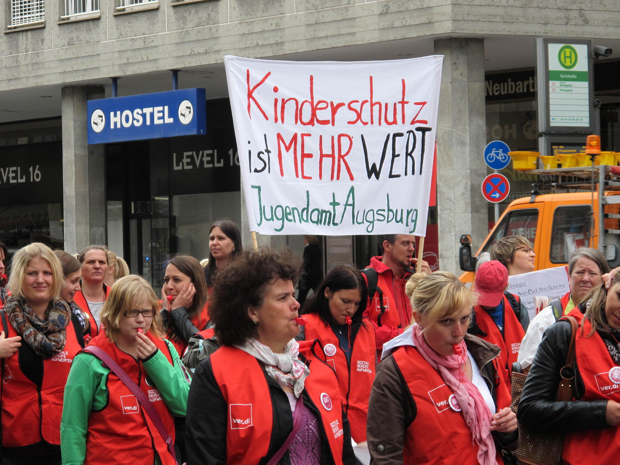ver.di: Postboten und Kinderbetreuer ziehen durch Augsburg. Foto: B4B SCHWABEN