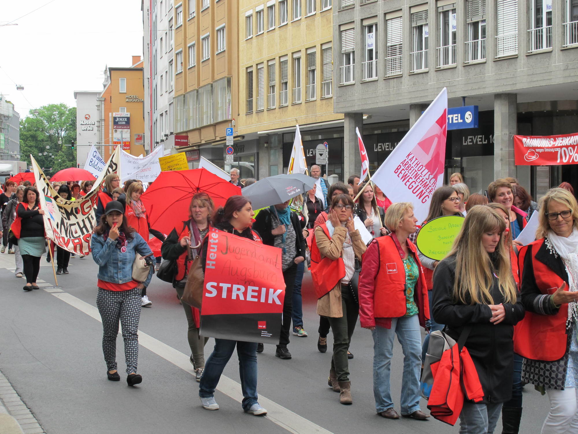 ver.di: Postboten und Kinderbetreuer ziehen durch Augsburg. Foto: B4B SCHWABEN