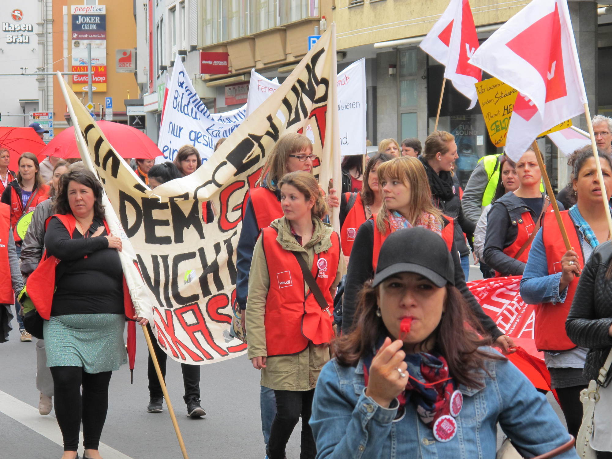 ver.di: Postboten und Kinderbetreuer ziehen durch Augsburg. Foto: B4B SCHWABEN