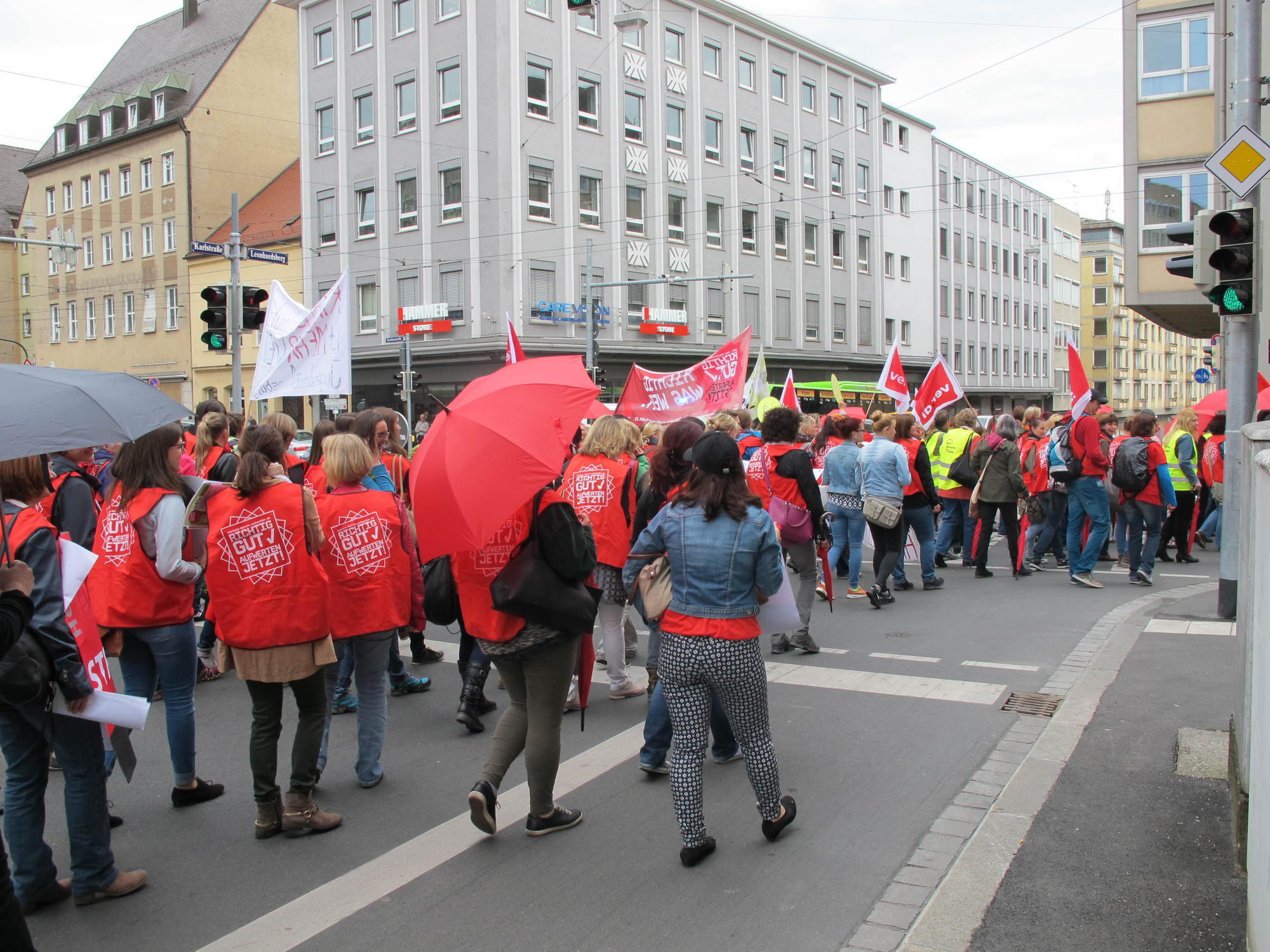 ver.di: Postboten und Kinderbetreuer ziehen durch Augsburg. Foto: B4B SCHWABEN